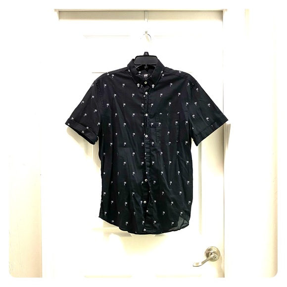 H&M Other - 💥$5 Short sleeve bottom down 🔥🤭